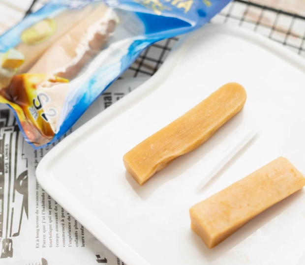 狗 吃 起司 狗 吃 起司